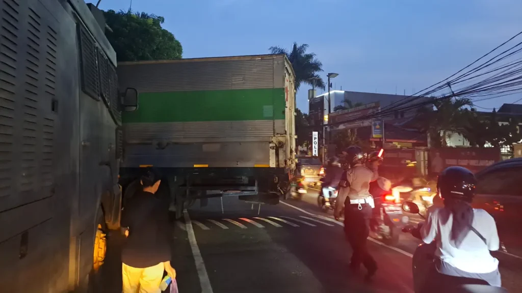 Aksi Ugal-ugalan! Polisi Periksa Kondisi Truk Kontainer di Tangerang