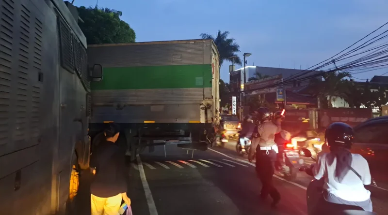 Aksi Ugal-ugalan! Polisi Periksa Kondisi Truk Kontainer di Tangerang