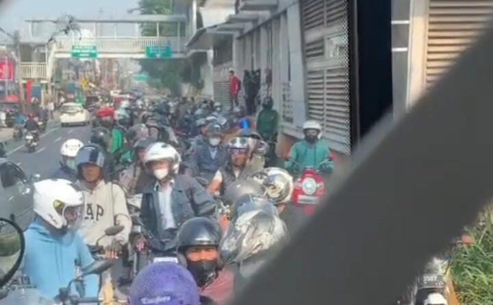 Ketegangan di Jalan Raya Tambun Ambulans Hadang Rombongan Motor Lawan Arah
