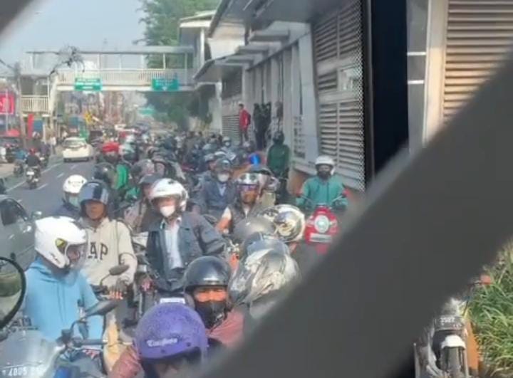 Ketegangan di Jalan Raya Tambun Ambulans Hadang Rombongan Motor Lawan Arah